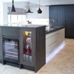 A lay-on kitchen in a style blending different tones and textures
