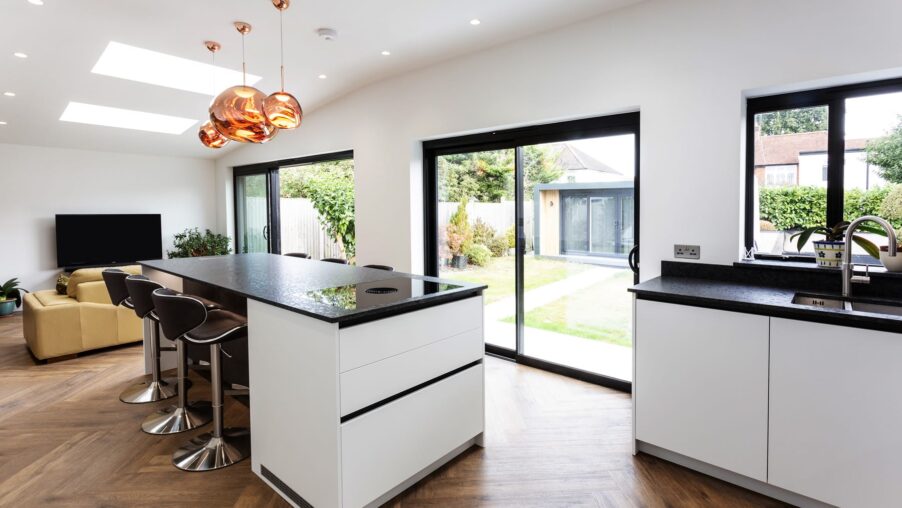 A gloss white kitchen in Hayes